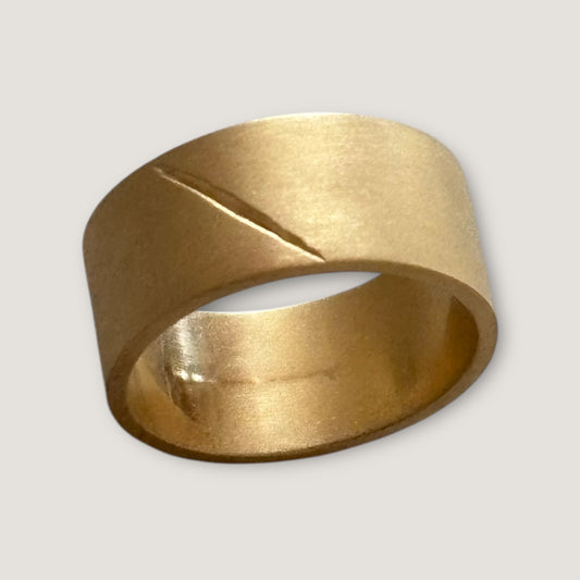 Scar Band Ring in Matte 14k Yellow Gold – MZNR Men’s Fine Jewelry