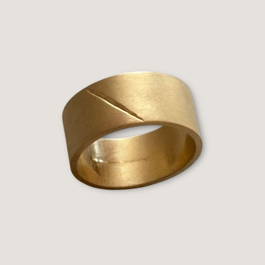 Scar Band Ring in Matte 14k Yellow Gold – MZNR Men’s Fine Jewelry